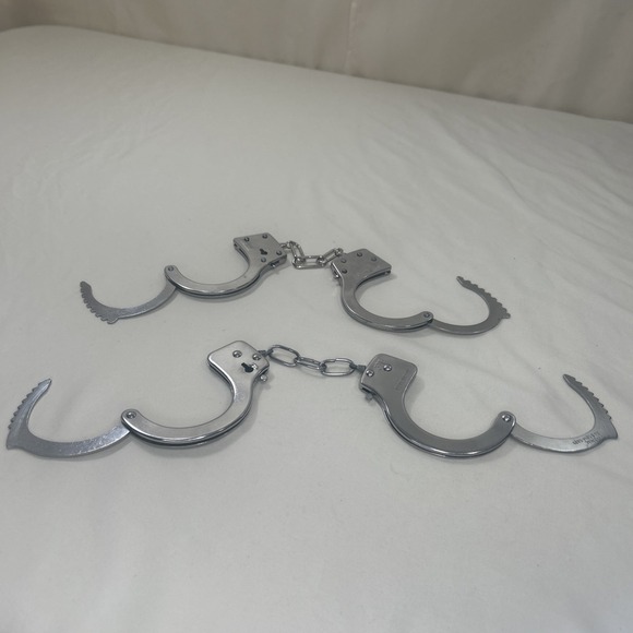 2 Vintage Die Cast Metal Toy Hand Cuffs No Key Imperial 378 - Picture 5 of 5